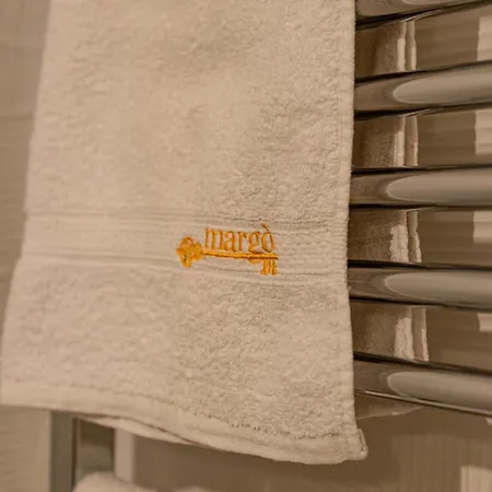 Apartment Dimora Margo - Historic Elegant Escape *